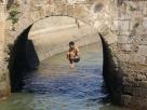 Enfants jouant dans le port