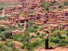 Petite fille et village